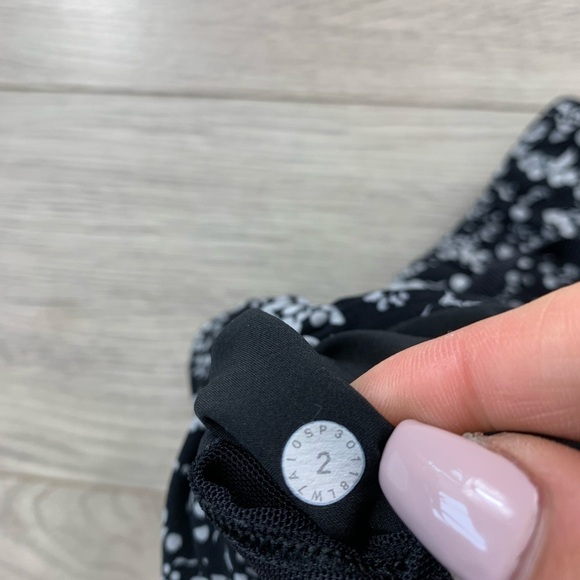 Lululemon On The Fly Short 2.5" Chirasu Black - Picture 10 of 15